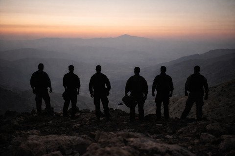 شيعة وعلويون في مشهد غامض على الحدود الشرقي