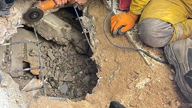 بالصور: إنقاذ مواطنة وابنها بعد ساعات تحت أنقاض القبة