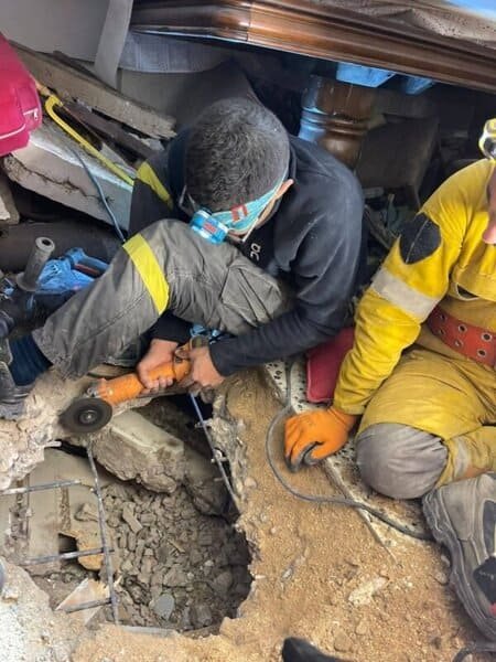 بالصور: إنقاذ مواطنة وابنها بعد ساعات تحت أنقاض القبة