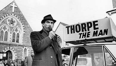 كيف أدت فضيحة جنسية في بريطانيا في سبعينيات القرن الماضي إلى محاكمة مثيرة؟