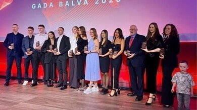 تكريم اللبناني توفيق قعوار في لاتفيا بعد نجاح مبادرة فتيات الحماية بالكاراتيه