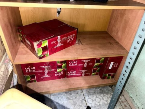 بالصور: "الريجي" تضبط مصنوعات تبغية مهرّبة ومزورة في الليلكي 1 الريجي