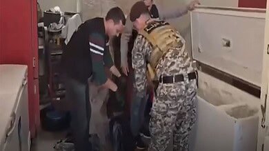 بالفيديو: ضبط مستودع لحوم فاسدة في صور وختمه بالشمع الأحمر