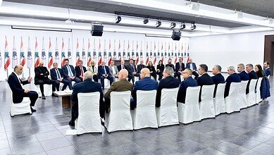 القوات اللبنانية واتحاد موظفي المصارف: تنسيق لمتابعة قوانين مالية أساسي