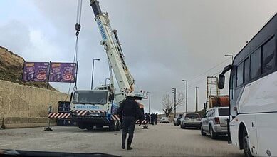 إستمرار أعمال رفع الشاحنة على طريق ضهر البيدر