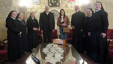 أجهزة إنارة بالطاقة الشمسية لقرى بترونية من "ميكا" بمسعى من "القوات اللبنانية"