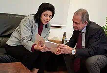 بالصور: أنطوانيت شاهين تسلّم جو الصدي كتاب "جرمي البراءة" في الوزارة