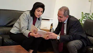بالصور: أنطوانيت شاهين تسلّم جو الصدي كتاب "جرمي البراءة" في الوزارة