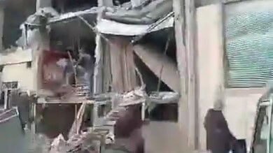 بالفيديو: مشاهد من مدينة السويداء السورية جراء سقوط بقايا صاروخ على أحد الأبنية السكنية