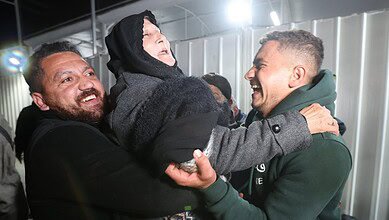 مغادرة الدفعة الخامسة من جرحى غزة إلى مصر لتلقي العلاج، وقتلى وجرحى في قصف إسرائيلي على القطاع #عاجل