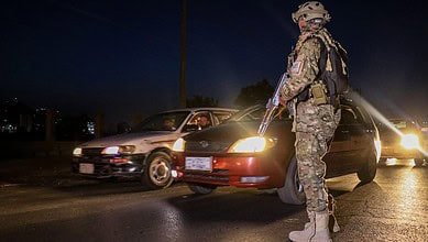 أفغانستان تهاجم مواقع باكستانية "رداً على غارات"، وإسلام آباد تتوعد برد فوري