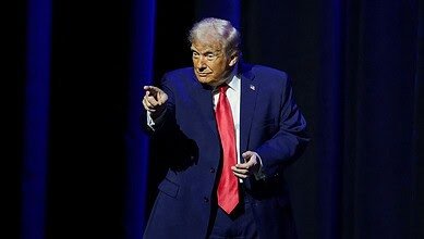 دونالد ترامب يحذف مقطع فيديو يتضمن محتوى عنصرياً يُظهر أوباما وعقيلته على هيئة قردين #عاجل