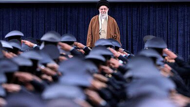 غياب لافت للمرشد في أحد احتفالات ذكرى الثورة، وتصاعد حملة الاعتقالات ضد منتقدي خامنئي