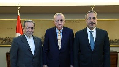 هل ماتزال هناك فرصة لنزع فتيل الحرب بين أمريكا وإيران؟