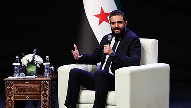 دمشق تبدأ تنفيذ أول عفو رئاسي للشرع منذ توليه السلطة، وتقارير عن تحركات أمريكية تمهيداً لـ "انسحاب كامل" من سوريا