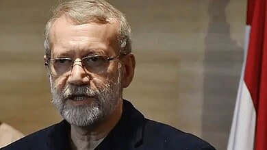 لاريجاني يعلن أن المرحلة الانتقالية بعد مقتل خامنئي تبدأ اليوم