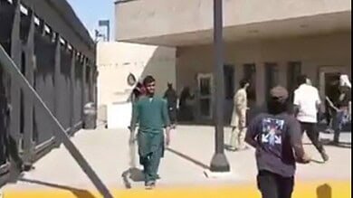 بالفيديو: هجوم من قبل باكستانيين على القنصلية الأمريكية في كراتشي كعمل انتقامي من أجل خامنئي