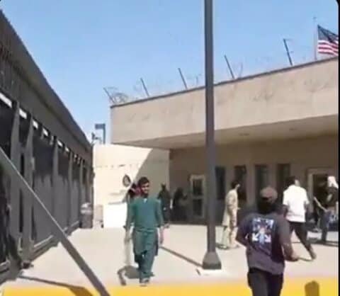 بالفيديو: هجوم من قبل باكستانيين على القنصلية الأمريكية في كراتشي كعمل انتقامي من أجل خامنئي 1 كراتشي