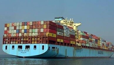 تعليق الرحلات عبر قناة السويس ومضيق باب المندب