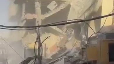 بالفيديو: غارة تستهدف أحد المباني السكنية في بلدة البازورية