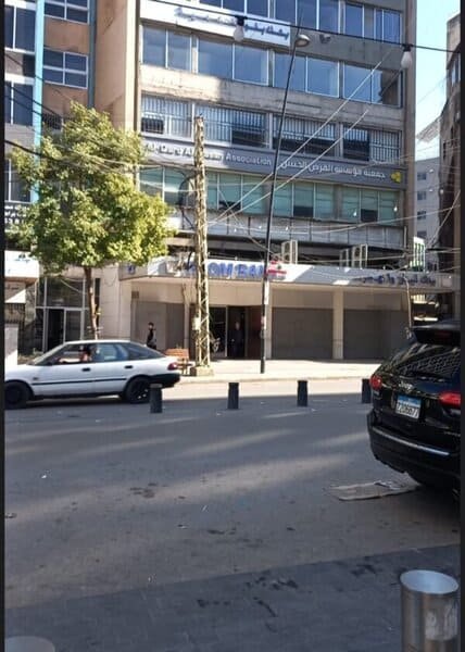 يتم اخلاء شارع المصارف في صيدا حيث هناك فرع لقرض الحسن تحسبا لأي استهداف