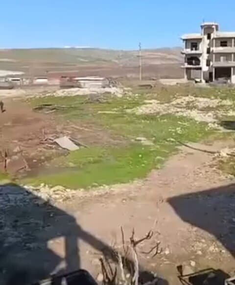 بالفيديو: مشاهد لآليات الجيش اللبناني تغادر بعض النقاط الحدودية جنوبا 1 بالفيديو: مشاهد لآليات الجيش اللبناني تغادر بعض النقاط الحدودية جنوبا