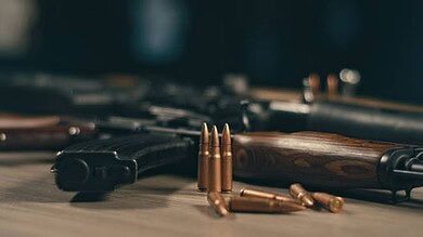 بلدية الحازمة تداهم منزلاً وتعثر على مخزون أسلحة مخبأ