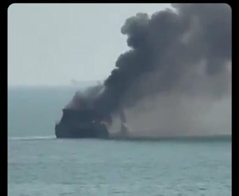 بالفيديو: سفينة حربية إيرانية تحترق قبالة ميناء بندر عباس