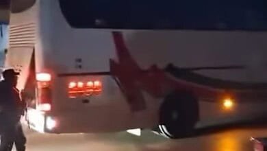 بالفيديو: سوريون يهاجمون باصًا يقل لبنانيين نازحين في منطقة القصر