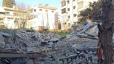 غارات ليلا وصباحا على بلدات في النبطية حصدت قتلى ودمرت مسجدا ومنازل ومباني