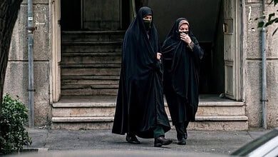 قادة في الحرس الثوري يتخفون بملابس نسائية هرباً من أعين الموساد