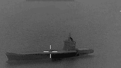 بالفيديو.. أميركا تشعل حاملة مسيّرات إيرانية