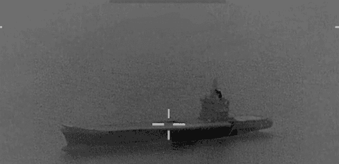 بالفيديو.. أميركا تشعل حاملة مسيّرات إيرانية