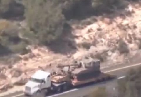 بالفيديو: شاحنة تنقل دبابة عسكرية قرب الحدود الاسرائيلية اللبنانية