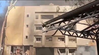 بالفيديو: آثار الغارة على الجناح منذ لحظات مقابل السفارة الإيرانية السابقة