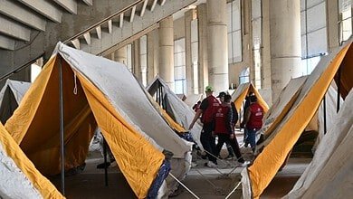 بالصور: بيروت تفتح مدينة كميل شمعون الرياضية كمركز لإيواء النازحين