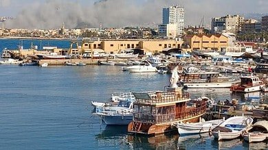 غارات تستهدف المباني المهددة على مفرق معركة - صور