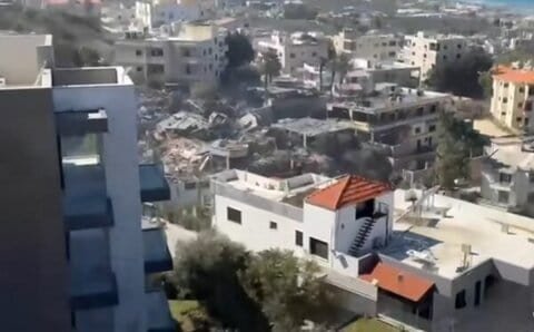 بالفيديو: غارة على الغازية استهدفت مبنى