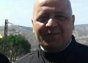 غضب شعبي في القليعة بعد مقتل الكاهن بيار الراعي جراء القصف