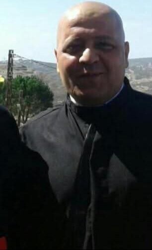 غضب شعبي في القليعة بعد مقتل الكاهن بيار الراعي جراء القصف 1 غضب شعبي في القليعة بعد مقتل الكاهن بيار الراعي جراء القصف