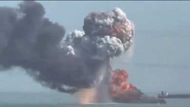 بالفيديو: غارة تستهدف بارجة قاسم سليماني الايرانية في ميناء لنجة