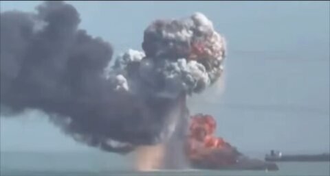 بالفيديو: غارة تستهدف بارجة قاسم سليماني الايرانية في ميناء لنجة