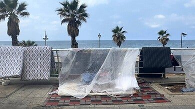 السلطات الأمنية في بيروت تطلب من النازحين إزالة خيامهم وسط تصعيد الغارات