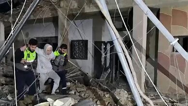 بالفيديو: البرج الشمالي قرب صور يشهد إنقاذ عائلة بأكملها بعد الغارة