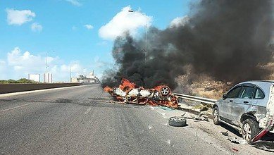 عنصر من الدفاع المدني وسائق يسقطان كضحيتين في غارة على الطريق البحرية بصيدا