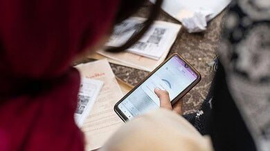 اتصالات سرية عبر الحدود وشبكات خاصة: كيف يحافظ الإيرانيون على التواصل مع عائلاتهم في الخارج؟