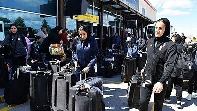 عودة لاعبات منتخب إيران لكرة القدم إلى بلادهن بعد سحب طلباتهن للحصول على اللجوء في أستراليا