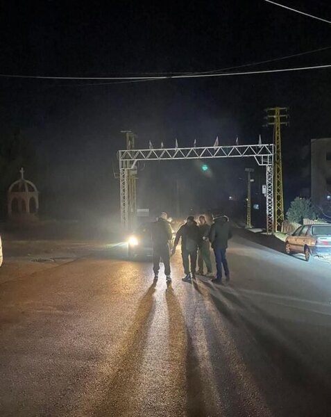 حاجز لعناصر من “القوات اللبنانية” في دير الأحمر؟ اليكم الحقيقة