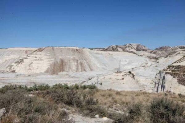 شركات الترابة تُدخل موظفيها في إجازة مفتوحة