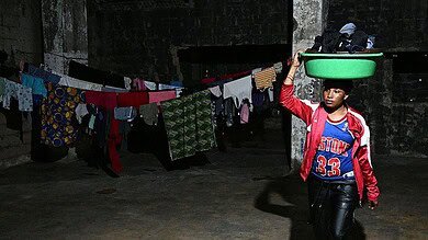 "لا أملك ثمن تذكرة السفر": الحرب تدفع العمالة المهاجرة في لبنان إلى المجهول